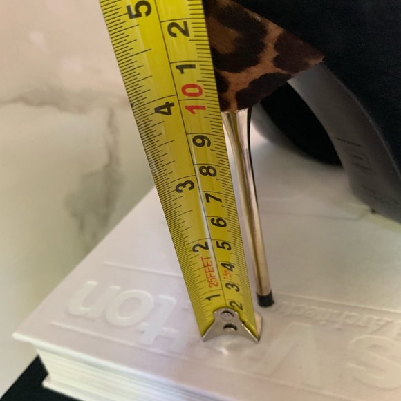 Stuart Weitzman size 9M black suede leopard pumps - Picture 7 of 7